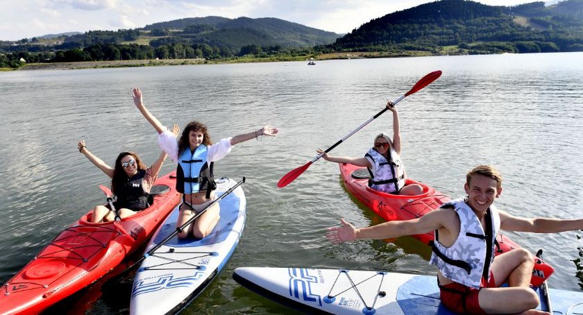 Przystań „Leniówka” na Jeziorze Mucharskim zaprasza do skorzystania z rowerków wodnych, kajaków czy desek SUP