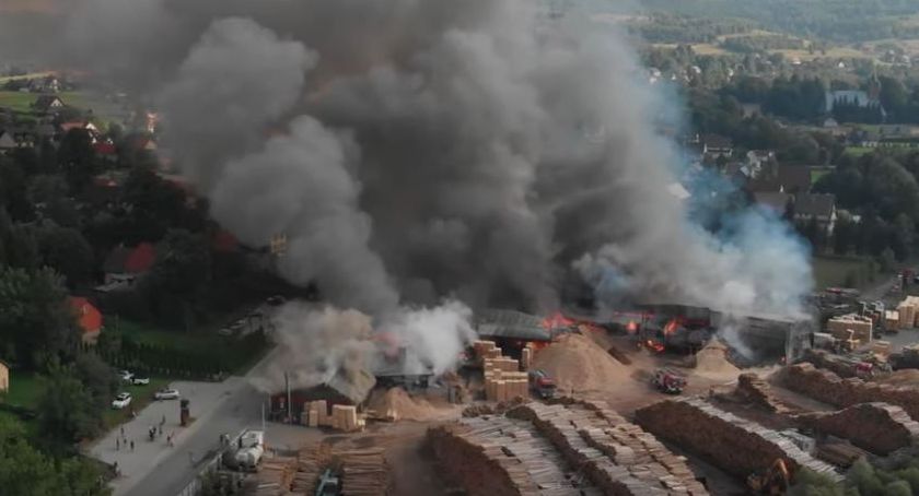 Trwa szacowanie strat po pożarze tartaku w Bystrej Podhalańskiej. Strażacy podsumowali działania (zdjęcia i video)
