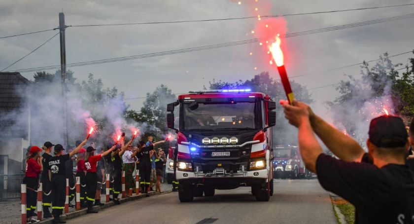 Bieńkówka: Radość w remizie! Powitali scanię z fanfarami 