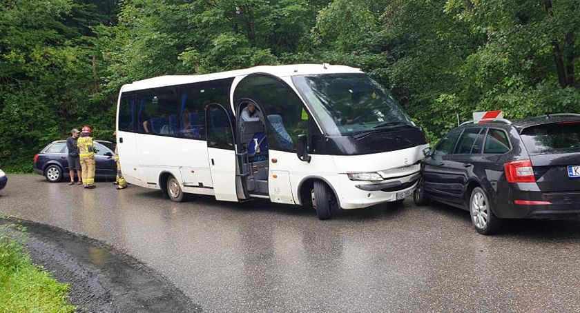 Bus wjechał w dwa samochody 