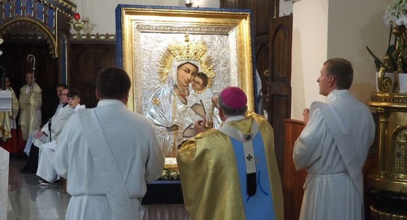 Obraz Matki Bożej Budzowskiej ukoronowany Koronami  Biskupimi