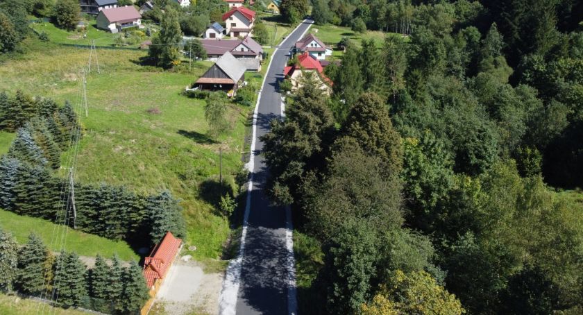 Gminy dołożyły sie do remontu dwóch dróg powiatowych. Efekty prac widać gołym okiem 