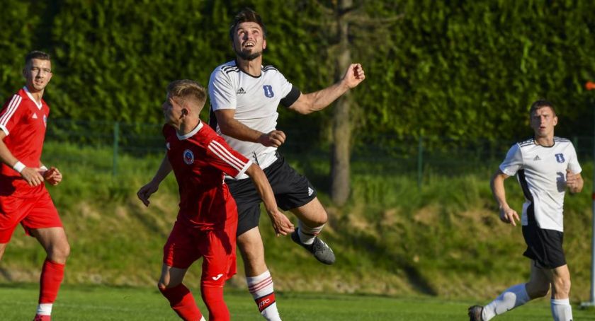 Piłkarski weekend: Pierwsze takie derby w Naprawie, nowa rola Tempa, lider zawita do Suchej Beskidzkiej, Bystra sprawi kolejną niespodziankę?