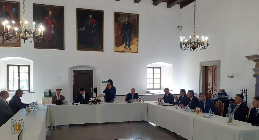 W suskim zamku debatowano o rozwoju powiatu suskiego. W powiecie gościł wicemarszałek województwa Łukasz Smółka