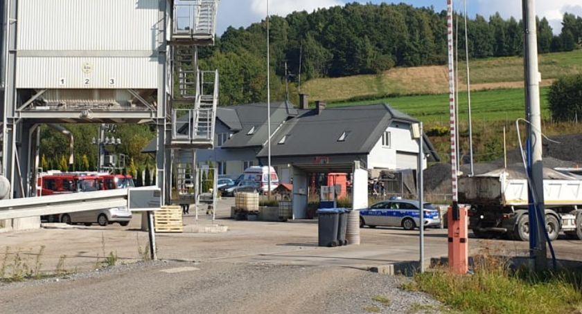 Wypadek w trakcie rozładunku. Ciężarówka runęła na bok 