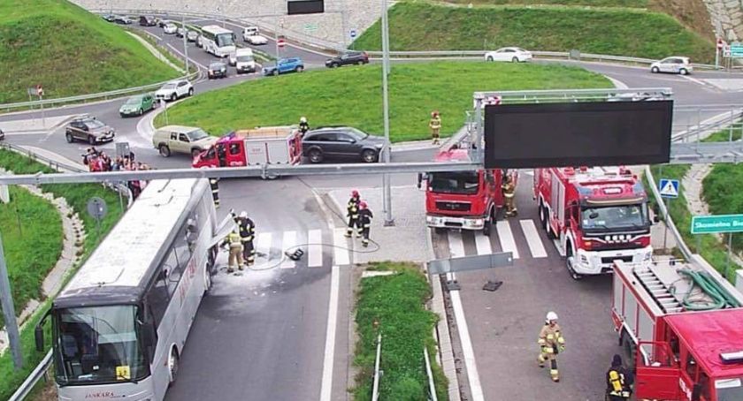 Pożar autokaru na granicy Naprawy i Skomielnej Białej 