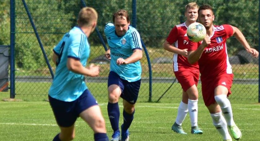 B-KLASA WADOWICKA: Niezwykle cenna wygrana Dębu w Skawcach, ogromny niedosyt w Osielcu, drugie z rzędu 0:7 Tempa