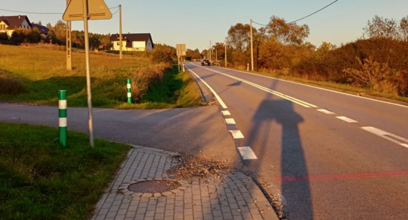  Mieszkańcy: Chodnik potrzebny od zaraz. Gmina: Sami nic nie możemy zrobić 
