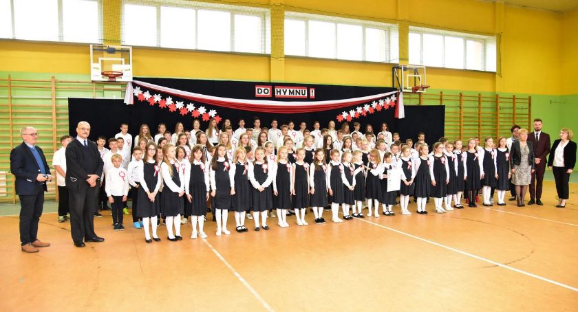 W Naprawie cała szkoła stanęła do hymnu. Dlaczego dziś ?
