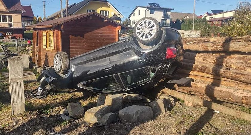 W trakcie dachowania uszkodził nie tylko swój samochód 