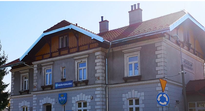 Wyremontowano konstrukcję i pokrycie dachu budynku byłego dworca kolejowego w Makowie Podhalańskim