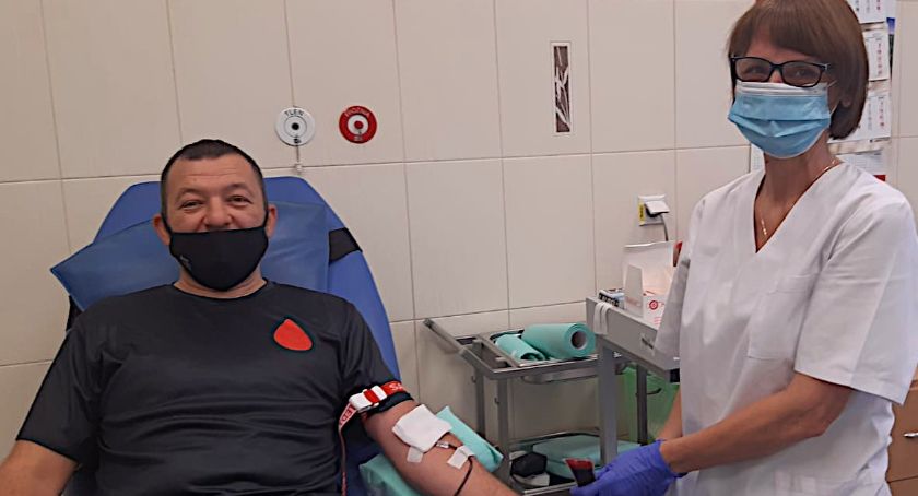 Pomaga nie tylko na służbie. Oddał już 30 litrów... siebie. 