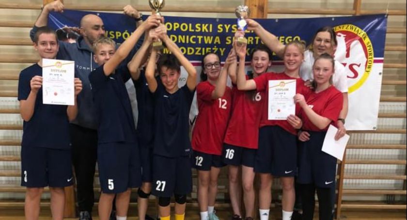 Przeszli powiat, przeszli rejon - uczniowie z SP1 Sucha Beskidzka zagrają w finale wojewódzkim w koszykówce 3x3 w ramach Igrzysk Dzieci