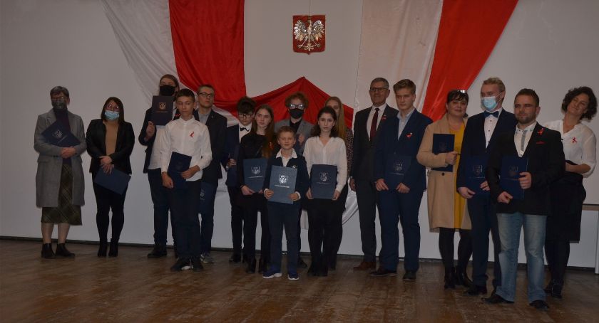 Burmistrz wręczył stypendia naukowe i sportowe (zdjęcia i video)
