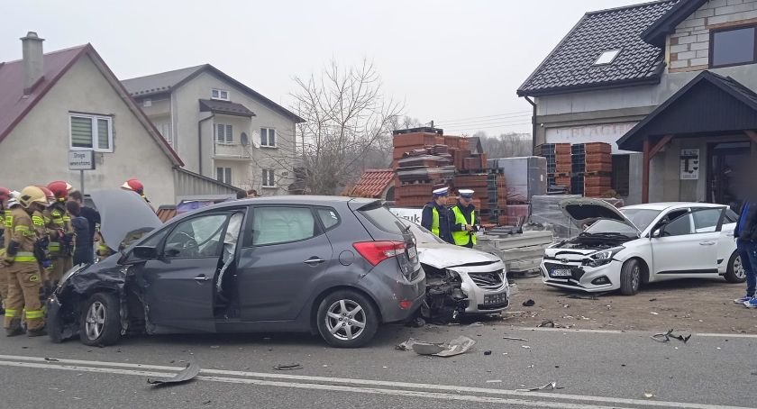 Jedna kolizja, a cztery auta rozbite!