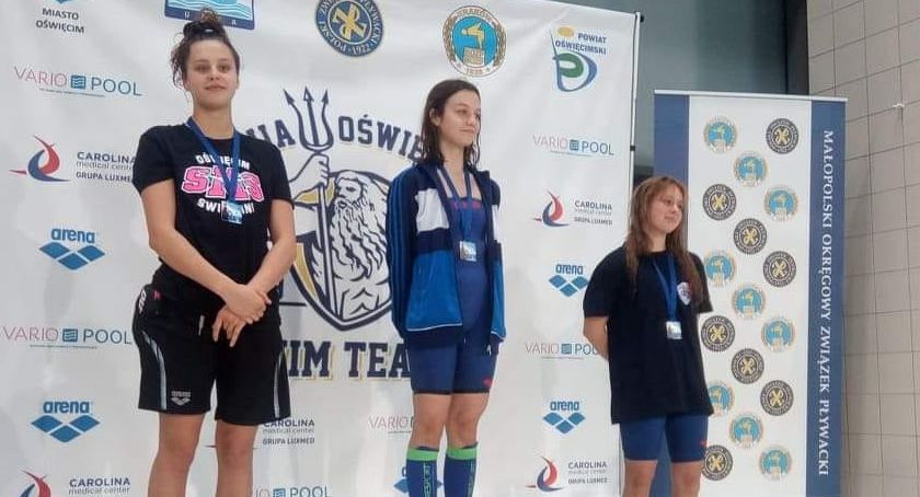 Osiem medali pływaków z suskiego Jasienia podczas mistrzostw Małopolski w Oświęcimiu