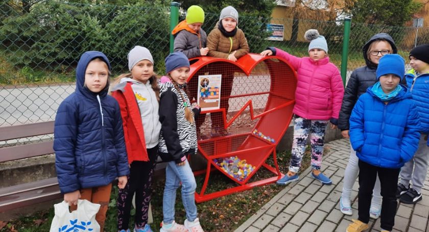  Przed szkołą w Kukowie staneło czerwone serce na nakrętki