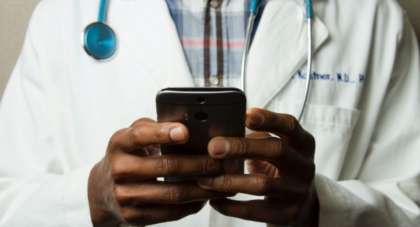 W jakim wieku występuje największe ryzyko osteoporozy?