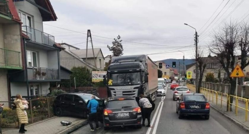 Makabrycznie wyglądający wypadek w centrum Makowa Podhalańskiego 