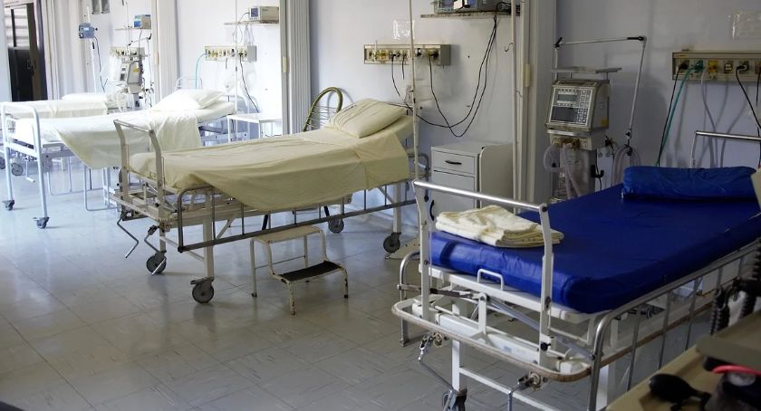 Przybywa łóżek covidowych, ale i one szybko się zapełniają 