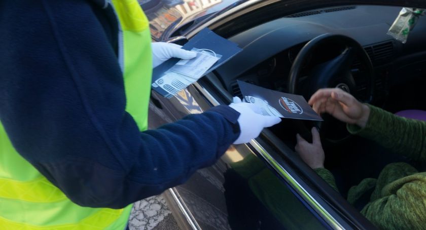 Policjanci przypominali o bezpłatnym sprawdzaniu świateł