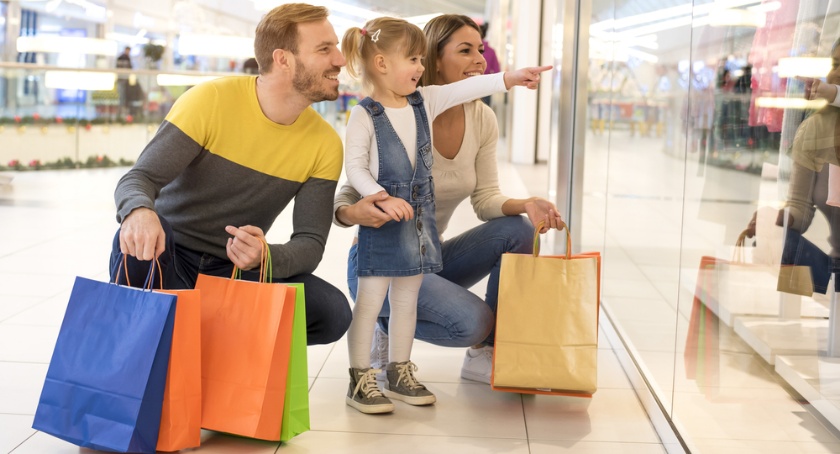 Jakie są zalety wynikające z robienia zakupów w centrum handlowym?