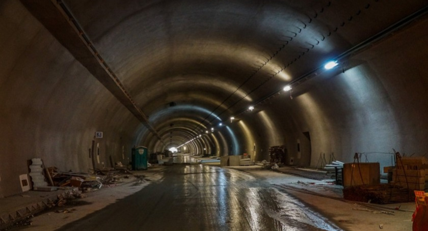 Tunel wydrążony, ale szybko nim nie pojedziemy. GDDKiA pokazuje zdjęcia z placu budowy. 