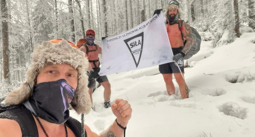 Ubrani tylko w spodenki próbowali zdobyć Babią Górę. W porę odpuścili. Doświadczenie i rozsądek zaprocentowały 