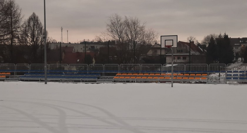 Jordanów: Trybuny i parking pod… choinkę 