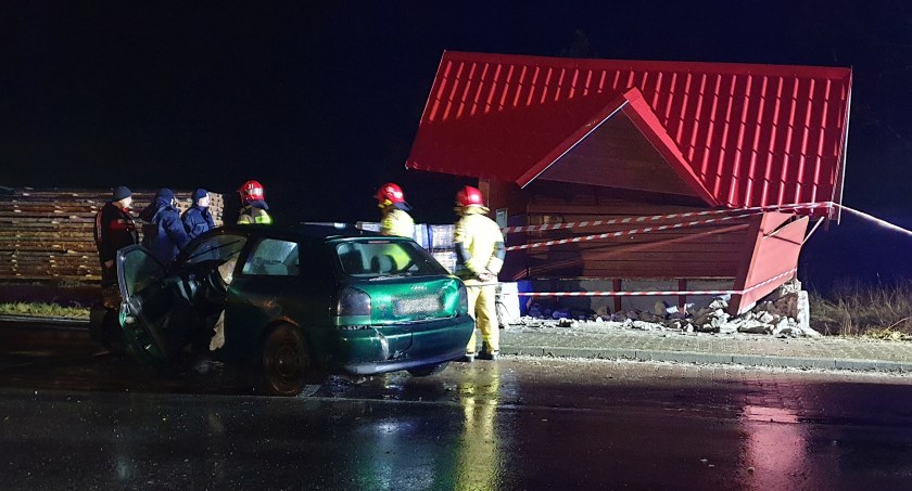 To się mogło skończyć tragedią. Wpadł audi w wiatę przystankową