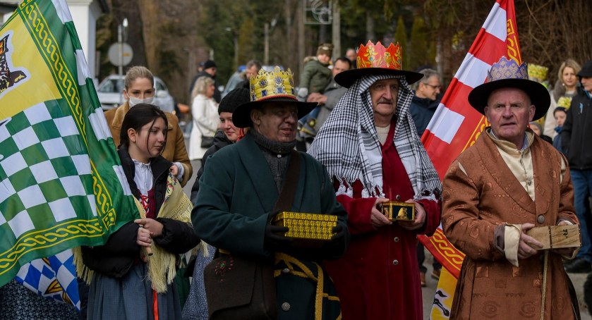 Orszak Trzech Króli zawitał na makowski rynek 