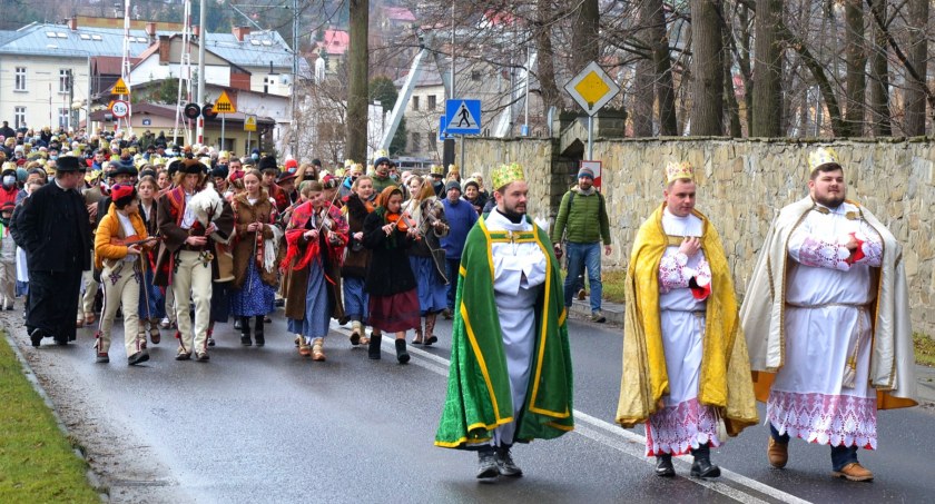 „Dzień dziś wesoły!”. Ulicami Suchej Beskidzkiej przeszedł Orszak Trzech Króli