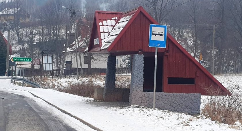 Miał niecne zamiary czy tylko chciał podwieźć? Nastolatki uciekły z przystanku