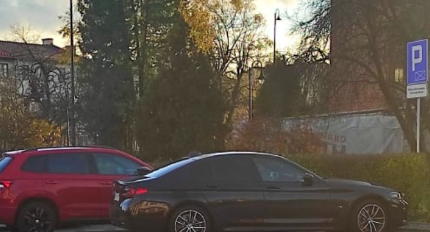 Jordanów: Miejsca postojowe dla pracowników magistratu budzą emocje. Czy słusznie?