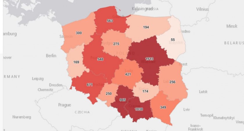 Mniej zakażonych niż wczoraj, ale więcej niż przed tygodniem 