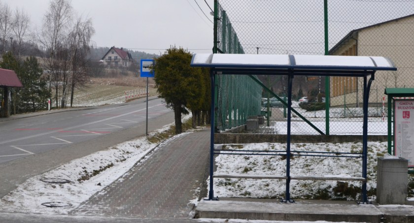 Palcza: Gdy miejsca brak… Wiata jest, ale nie na przystanku 