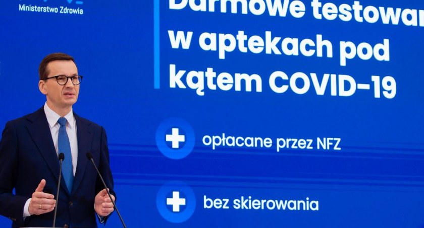 Skrócona kwarantanna, wizyty lekarskie dla osób 60+, testy na Covid-19 w aptekach - nowe działania rządu w odpowiedzi na V falę pandemii
