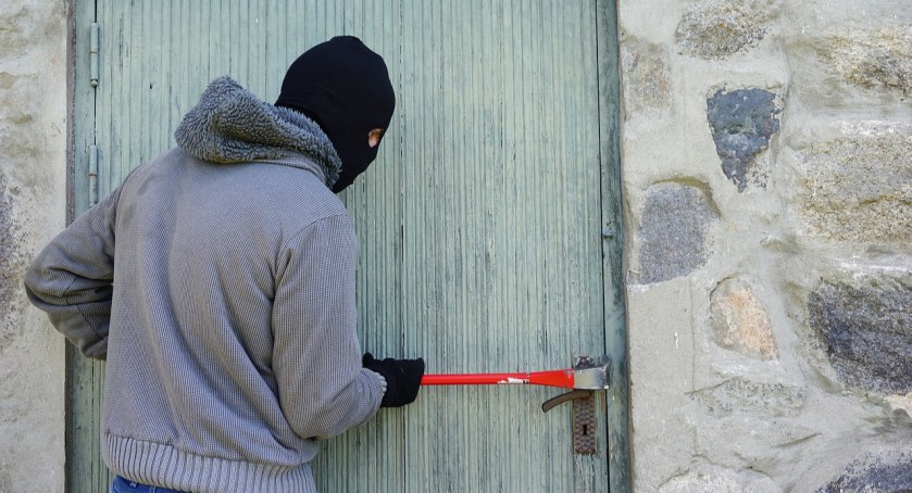 Zdążyli już otworzyć bramę wjazdową. Co chcieli ukraść?