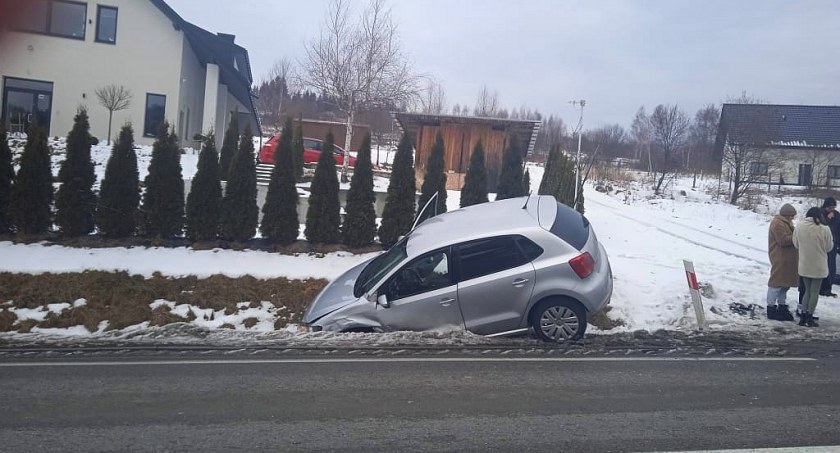Nie dość, że staranowana, to jeszcze wylądowała w rowie 