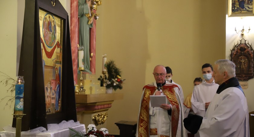 Biskup Mastalski: Cieszmy się, że mamy rodzinę. Ikona Świętej Rodziny dotarła do Bystrej Podhalańskiej 