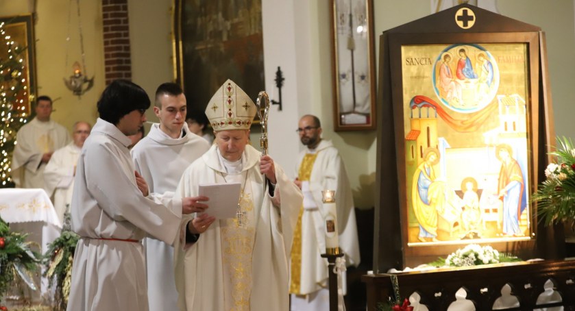Ikona świętej Rodziny w Jordanowie. Biskup Jan Zając wskazuje, że jest ona wzorem wytrwałej miłości, niezachwianej wiary i wzajemnego zaufania