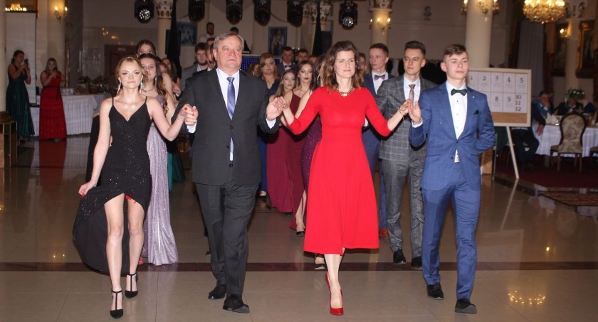 Zaczęli od poloneza, czyli studniówek czar (zdjęcia)
