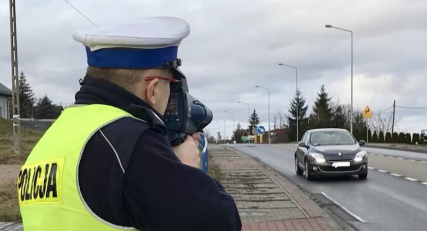 Kierowcy jeżdżą nie tylko wolniej, ale i rzadziej łamią przepisy