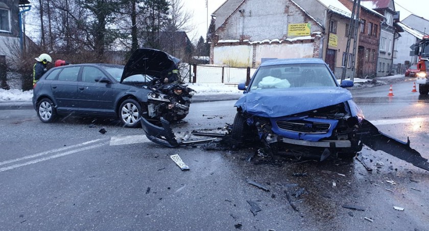Jordanów: Wypadek o świcie. Dwie osoby poszkodowane 
