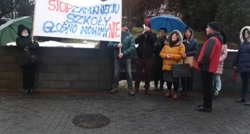 Mieszkańcy Wieprzca nie dają za wygraną. Głośno protestują przeciwko likwidacji szkoły. Gmina ma swoje argumenty