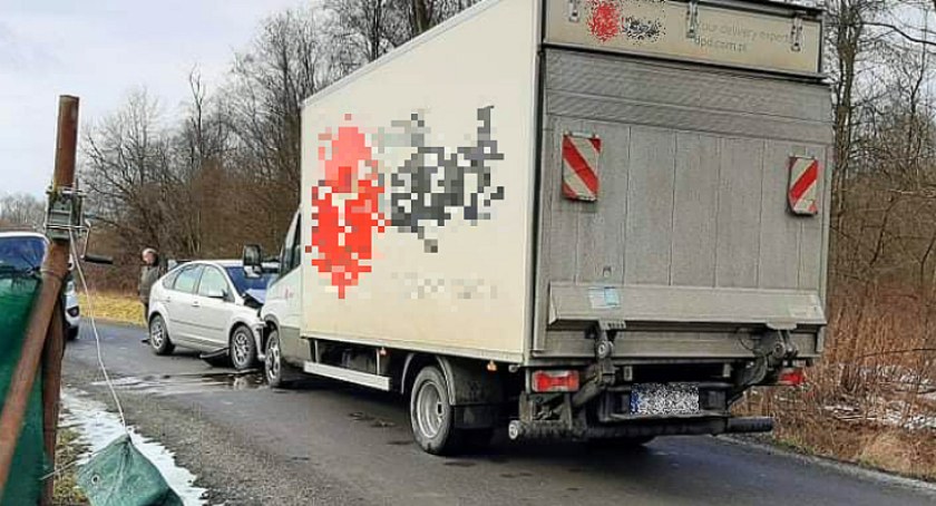 Maków Podhalański: Solidna stłuczka na wąskiej drodze 