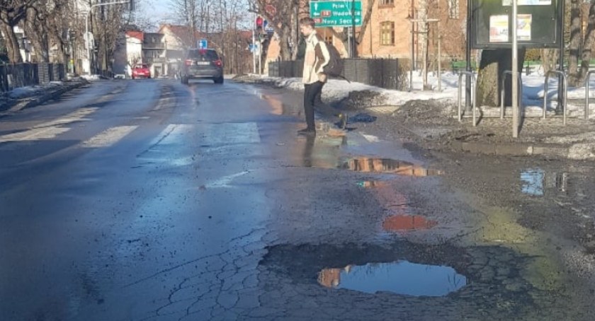 Poślizg z masą. Dziury jeszcze postraszą!
