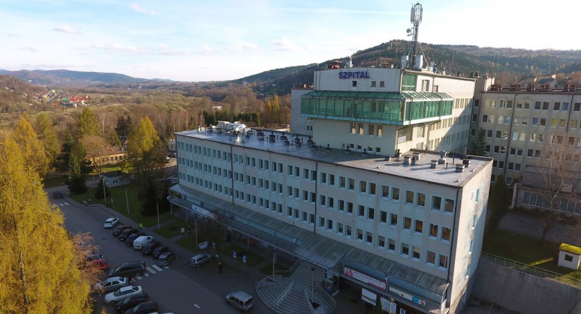 W suskim szpitalu ilość łóżek covidowych na razie nie zmaleje 