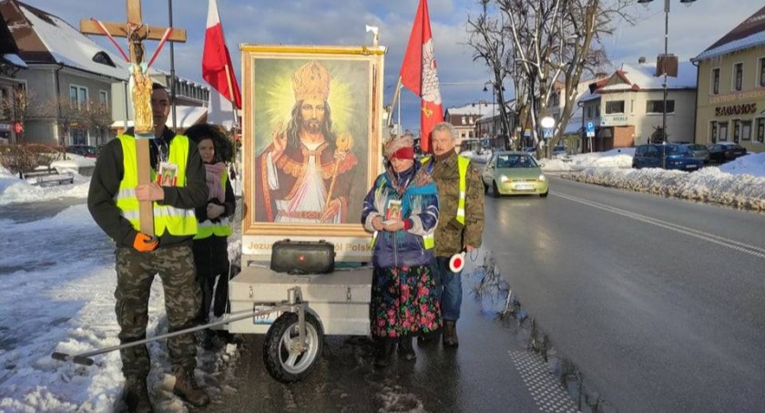 Chcą, by Chrystus został królem Polski. Z modlitwą na ustach idą przez Polskę. Wkrótce dotrą do powiatu suskiego 