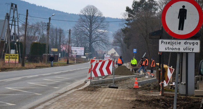 Budzów: Powstają zatoka autobusowa, chodnik i przejście dla pieszych